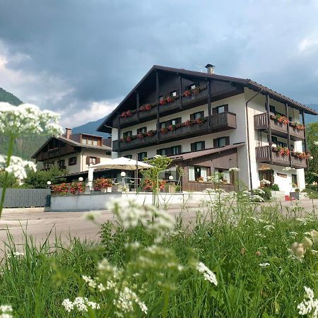 Hotel Ferrari ปินโซโล ภายนอก รูปภาพ