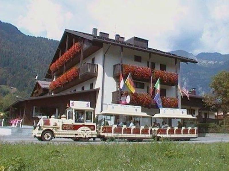 Hotel Ferrari ปินโซโล ภายนอก รูปภาพ