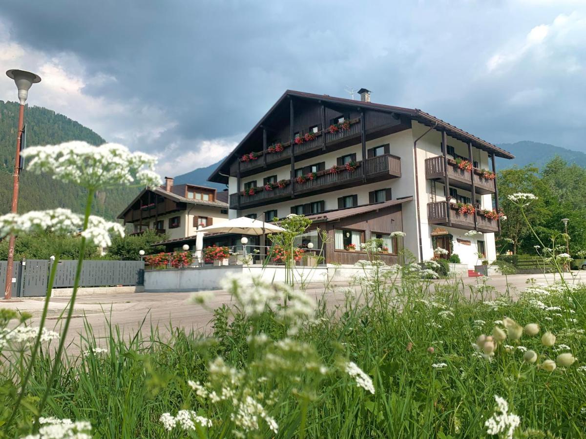 Hotel Ferrari ปินโซโล ภายนอก รูปภาพ