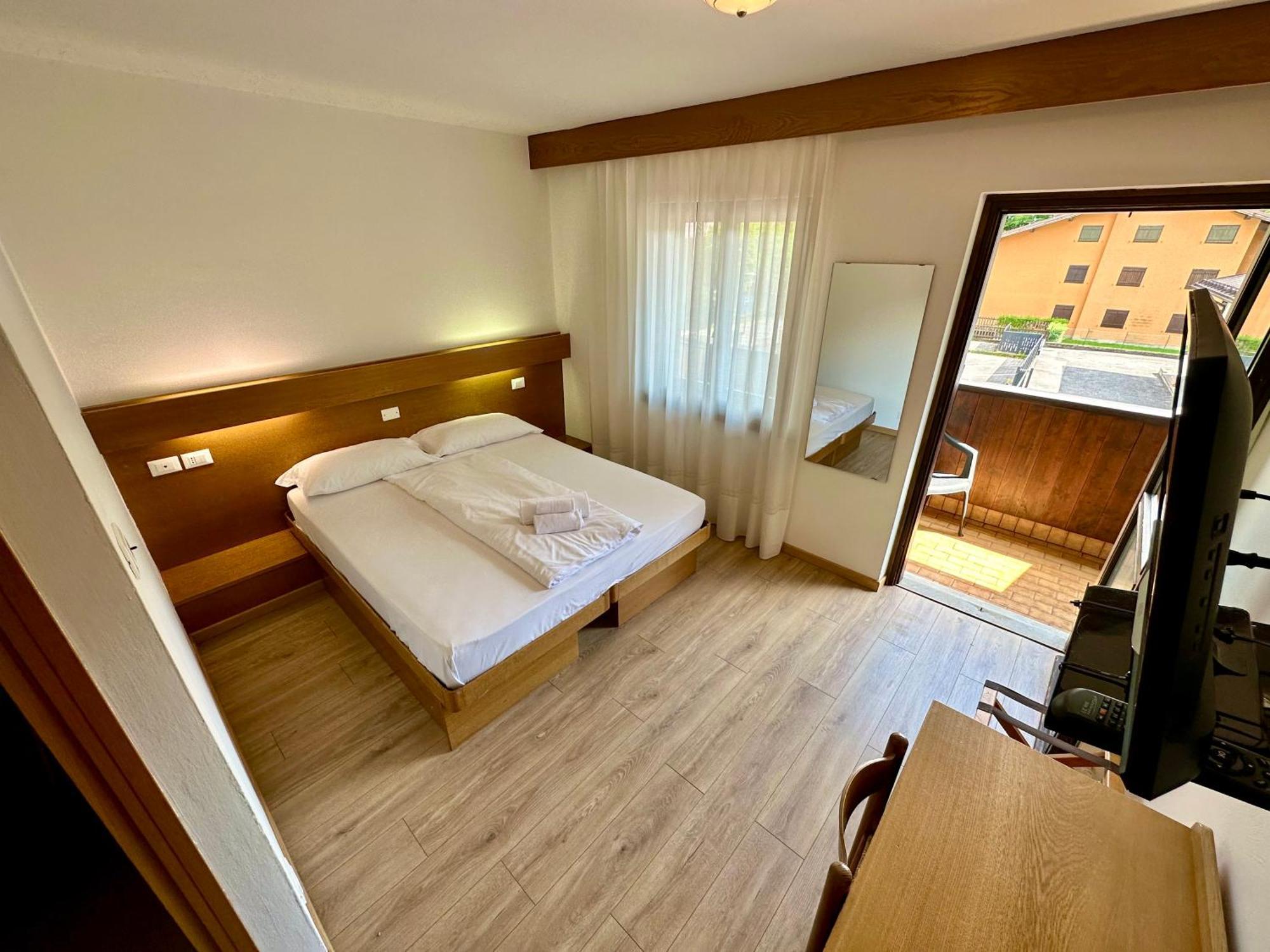 Hotel Ferrari ปินโซโล ภายนอก รูปภาพ